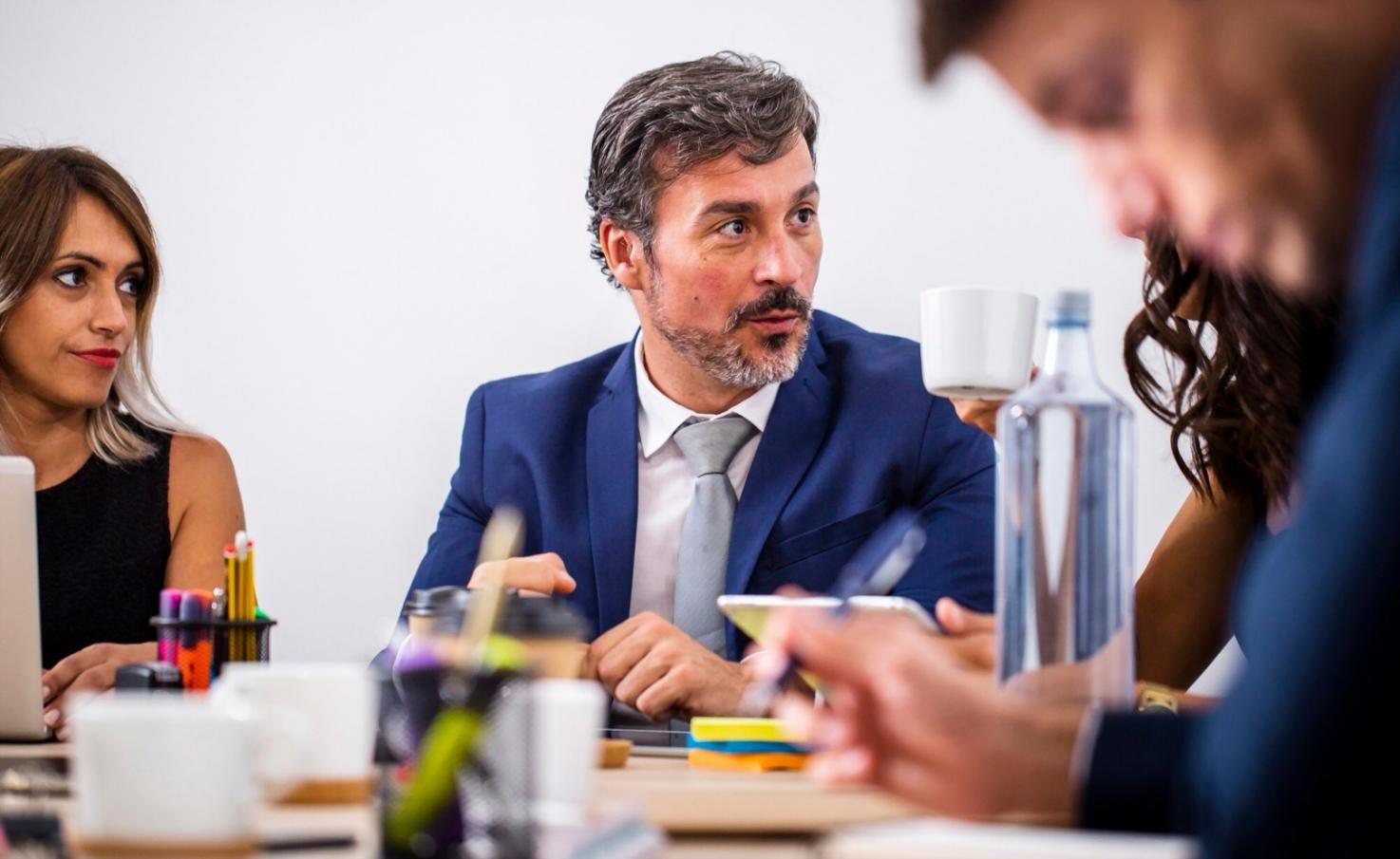 Zusammenarbeit im Team bei Finanzentscheidungen