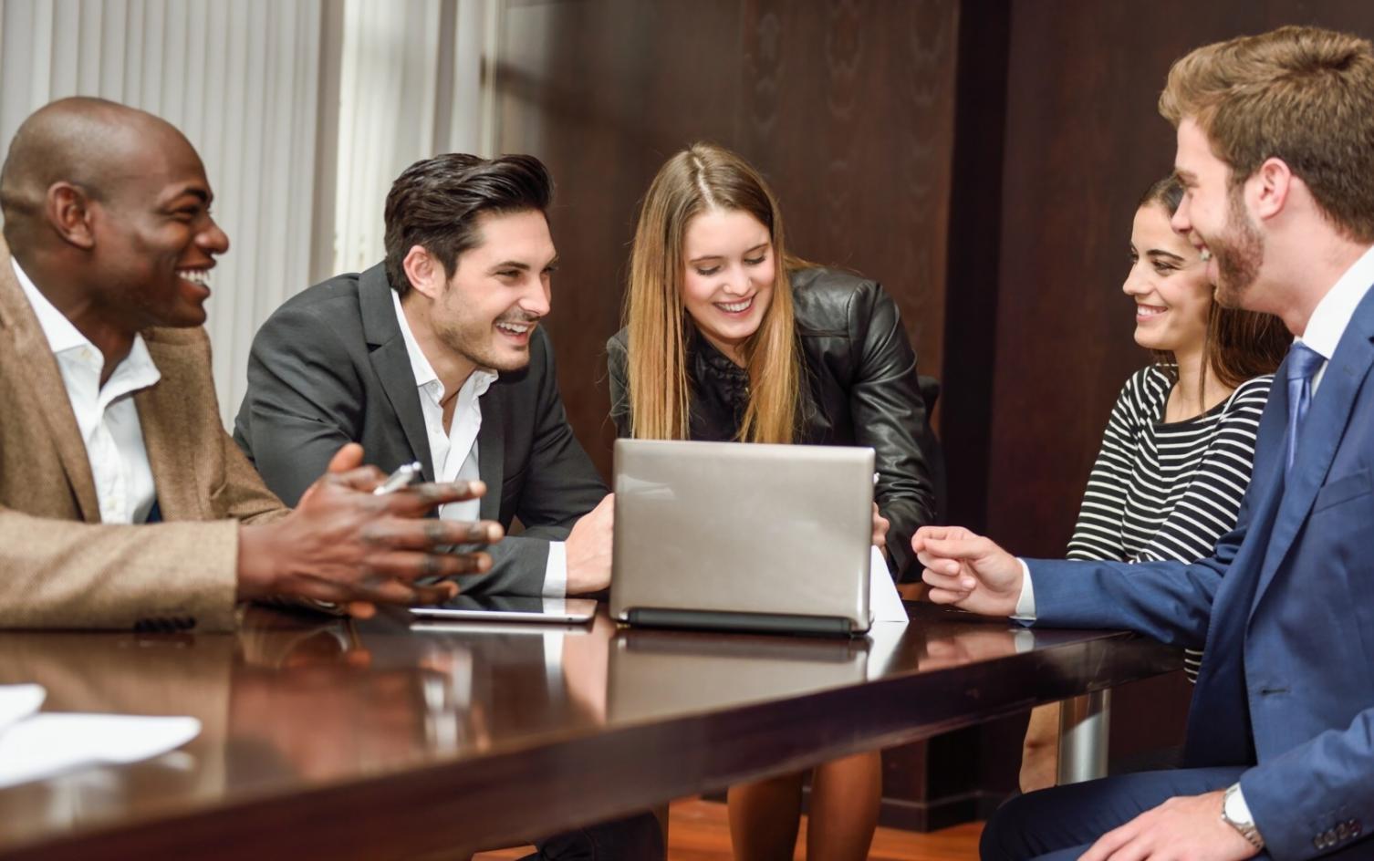 Team bei der Entwicklung von Finanzlösungen